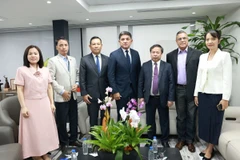 Ông Jorge Márquez, Phó Tổng thống Venezuela kiêm Chủ tịch phân ban Ủy ban liên Chính phủ Venezuela – Việt Nam chụp ảnh chung cùng đoàn công tác. (Ảnh: Đại sứ quán cung cấp)