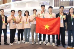 9 sinh viên Việt Nam đoạt giải trong Cuộc thi ICT Huawei 2024-2025. (Ảnh: Quang Hưng/TTXVN)