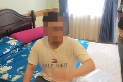 Nạn nhân Đỗ Khắc Tuấn K. khi đang ở khách sạn tại phường Tân An. (Ảnh: Công an cung cấp)