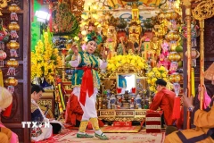 Thanh đồng Lê Thị Liên (tỉnh Lâm Đồng) thực hành nghi lễ Hầu đồng. (Ảnh: Khánh Hoà/TTXVN)