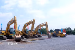 Tập đoàn Hòa Phát huy động nhiều máy móc, phương tiện để thi công hạ tầng Khu công nghiệp số 02 - Hưng Yên. (Ảnh: Đinh Văn Nhiều/TTXVN)
