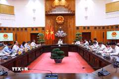 Thủ tướng Lê Minh Hưng chủ trì cuộc họp về phát triển Trung tâm tài chính quốc tế tại Việt Nam. (Ảnh: Dương Giang/TTXVN)
