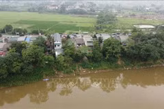 Nhiều ngôi nhà tại khu Phú Hà, phường Phong Châu, tỉnh Phú Thọ bị nứt tường, sụt nền do ảnh hưởng của sạt lở, sụt lún. (Nguồn: TTXVN)