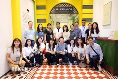 Đoàn đại biểu các cơ quan báo chí Việt Nam tham quan Di tích Trụ sở Việt Nam Thanh niên Cách mạng đồng chí Hội. (Nguồn: Phạm Kiên/TTXVN)