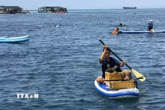 Thành viên Tổ cộng đồng bảo vệ nguồn lợi thủy sản Nhơn Hải lặn thu gom rác, bảo vệ rạn san hô tại khu vực Hòn Khô, phường Quy Nhơn Đông, tỉnh Gia Lai. (Ảnh: Quang Thái/TTXVN)