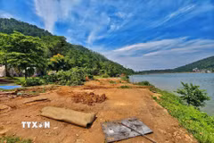 Hiện trạng khu vực ven hồ Đồng Đò sau khi một số sàn, khung và hạng mục lấn chiếm được tháo dỡ. (Ảnh: Trung Nguyên/TTXVN)