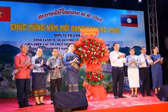 Lãnh đạo thành phố Đà Nẵng tặng hoa chúc mừng Tổng Lãnh sự quán Lào tại Đà Nẵng. (Ảnh: Trần Lê Lâm/TTXVN)