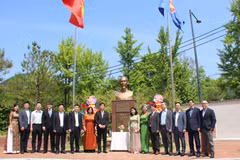 Đại sứ Vũ Hồ cùng cán bộ các cơ quan đại diện Việt Nam tại Hàn Quốc chụp ảnh lưu niệm trước tượng đài Bác Hồ trong khuôn viên Đại sứ quán. (Ảnh: Trường Giang/TTXVN)