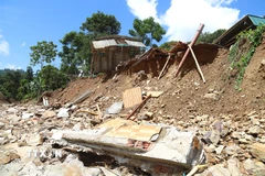 Phần móng và bờ kè của một ngôi nhà của người dân Ơ Đu ở bản Văng Môn bị lũ gây sạt lở còn nằm lại trên lưu vực suối Nậm Ngân. (Ảnh: Xuân Tiến/TTXVN)