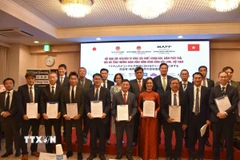 Lễ trao MOU tại hội nghị. (Ảnh: Nguyễn Tuyến/TTXVN)