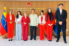 Đại sứ Vũ Trung Mỹ chụp ảnh lưu niệm cùng đại diện sinh viên Venezuela. (Ảnh: TTXVN phát)