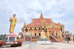 Lối vào chánh điện chùa Serey Meang Kol Sa Kor gây ấn tượng với bức tượng Phật đứng cao 10m. (Ảnh: Thanh Sang/TTXVN)