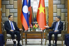 Thủ tướng Lê Minh Hưng gặp Thủ tướng Lào Sonexay Siphandone. (Ảnh: Dương Giang/TTXVN)