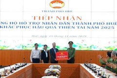 Thừa ủy quyền lãnh đạo Bộ Công an, Thiếu tướng Nguyễn Thanh Tuấn, Giám đốc Công an TP Huế trao 5 tỷ đồng của Bộ Công an tặng nhân dân TP Huế khắc phục hậu quả thiên tai.