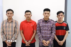 Các đối tượng Triều, Sang, Tấn và Tiền (từ trái qua) tại Cơ quan Công an. (Ảnh: TTXVN phát)