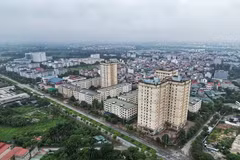Công nhân làm việc tại khu công nghiệp Đông Anh. (Ảnh: Phương Anh/TTXVN)