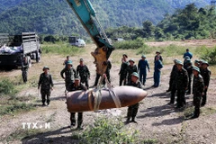 Điểm huy nổ bom M118 trên núi cao hết sức khó khăn. (Ảnh: Thanh Hải/TTXVN) 