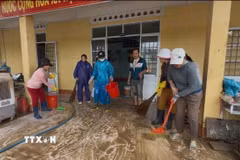 Thầy cô giáo dọn dẹp vệ sinh nhà trường để học sinh sớm được quay lại học tập. (Ảnh: Nguyên Dung/TTXVN)