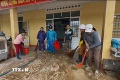 Thầy cô giáo dọn dẹp vệ sinh nhà trường để học sinh sớm được quay lại học tập. (Ảnh: Nguyên Dung/TTXVN)