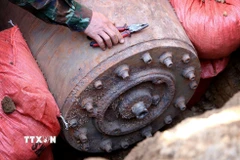 Phần đuôi quả bom M118, nặng 1,2 tấn. (Ảnh: Thanh Hải/TTXVN)