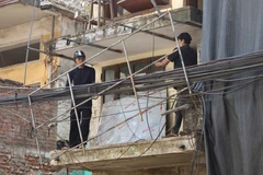 Người dân tự tháo dỡ nhà để bàn giao mặt bằng sạch để thực hiện dự án xây dựng đường Vành đai 1 đoạn Hoàng Cầu - Voi Phục. (Ảnh: Nguyễn Thắng/TTXVN)