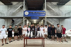 Nhóm đối tượng lừa đảo trên không gian mạng hoạt động ở Campuchia bị Công an tỉnh Lạng Sơn và các đơn vị phối hợp phát hiện, bắt giữ. (Ảnh: TTXVN phát)