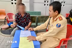Người đàn ông điều khiển xe máy biển số: 70B1-578.XX tên Huỳnh Văn L., sinh năm 1973, ngụ Khu phố 4, phường Long Hoa làm việc tại cơ quan Công an. (Ảnh: TTXVN phát)