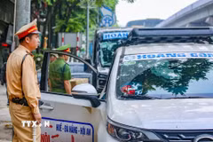 Sáng 20/4/2026, Tổ công tác Đội Cảnh sát giao thông số 7 phối hợp Công an phường Thanh Xuân tiếp cận, xử lý một trường hợp dừng xe sai quy định gây cản trở giao thông. (Ảnh: Trung Nguyên/TTXVN)