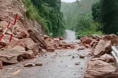 Hiện trường núi sạt lở trên cung đường Mường Típ - Mường Ải (Ảnh cắt từ clip).