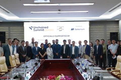 Các đại biểu chụp hình lưu niệm tại chương trình làm việc giữa thành phố Đà Nẵng với đối tác Dubai và nhà đầu tư quốc tế. (Ảnh: Khoa Chương/TTXVN)