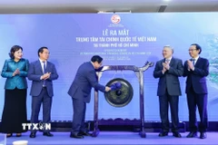 Thủ tướng Phạm Minh Chính đánh cồng khai trương Trung tâm Tài chính Quóc tế Việt Nam tại Thành phố Hồ Chí Minh. (Ảnh: Dương Giang/TTXVN)