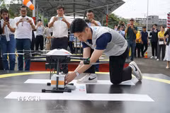 Nhân viên chuẩn bị gói hàng để vận chuyển bằng UAV. (Ảnh: Thu Hoài/TTXVN)