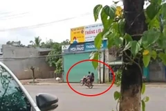 Xử lý nam thanh niên điều khiển xe máy không đội mũ bảo hiểm, đi xe "bốc đầu" 