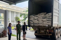 Tài xế Bùi Xuân Trọng bị bắt quả tang chở đường cát nhập lậu. (Ảnh: Công an Thành phố Hồ Chí Minh)