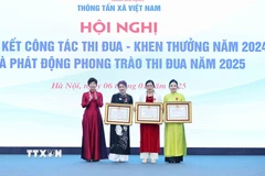 Đồng chí Vũ Việt Trang, Uỷ viên Ban chấp hành Đảng bộ Khối các cơ quan Trung ương, Bí thư Đảng uỷ, Tổng giám đốc Thông tấn xã Việt Nam trao Huân chương lao động hạng Nhất và Nhì cho ba cá nhân. (Ảnh: Minh Đức/TTXVN)