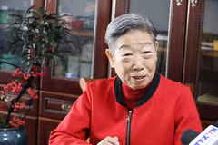 Bà Vu Thục Huệ, nhân sỹ hữu nghị Trung Quốc với Việt Nam trả lời phỏng vấn phóng viên TTXVN tại Bắc Kinh. (Ảnh: Công Tuyên/TTXVN)