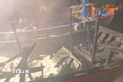 Phần cabin tàu cá bị cháy rụi, nhiều bộ phận trên tàu cũng hư hại. (Ảnh: TTXVN phát)