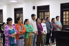 Các bị cáo tại phiên tòa xét xử các tội "Mua bán người" theo quy định tại Điều 150 Bộ luật Hình sự; "Mua bán người dưới 16 tuổi" theo quy định tại Điều 151 Bộ luật Hình sự. (Ảnh: TTXVN phát.)