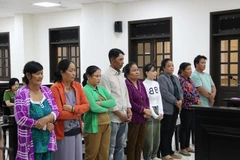 Các bị cáo tại phiên tòa xét xử các tội "Mua bán người" theo quy định tại Điều 150 Bộ luật Hình sự; "Mua bán người dưới 16 tuổi" theo quy định tại Điều 151 Bộ luật Hình sự. (Ảnh: TTXVN phát.)