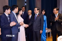 Chủ tịch Quốc hội Trần Thanh Mẫn gặp đại diện trí thức tiêu biểu và sinh viên Việt Nam tại Italy. (Ảnh: Doãn Tấn/TTXVN)