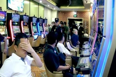 Cảnh sát bắt quả tang nhóm người đánh bạc điện tử tại khách sạn Pullman. 