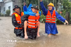 Lực lượng bộ đội và dân quân thành phố Đà Nẵng giúp dân vùng lũ. (Ảnh: Trần Tĩnh/TTXVN)