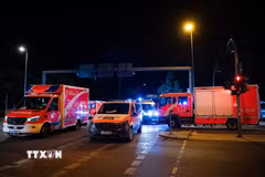 Xe của lực lượng cứu hộ được triển khai gần hiện trường vụ lao xe ôtô vào đám đông ở Berlin, Đức tối 25/7/2026. (Ảnh: THX/TTXVN phát)