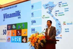 Ông Nguyễn Quốc Khánh – Giám đốc Điều hành Nghiên cứu và Phát triển Vinamilk, trình bày việc ứng dụng công nghệ định danh và truy xuất nguồn gốc cho sản phẩm Vinamilk. (Ảnh: Vi Nam/Vietnam+)