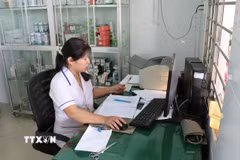 Căn cước công dân đã được tích hợp thẻ bảo hiểm y tế, giúp thủ tục khám bệnh được đơn giản, nhanh chóng. (Ảnh: Hữu Chí/TTXVN)