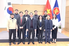 Đoàn đại biểu Tổng Liên đoàn Lao động Việt Nam do đồng chí Nguyễn Đình Khang, Uỷ viên Ban Chấp hành Trung ương Đảng, Chủ tịch Tổng Liên đoàn làm trưởng đoàn thăm và làm việc với Đại sứ quán Việt Nam tại Hàn Quốc. (Ảnh: TTXVN)