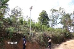 Không có điện lưới quốc gia, người dân bản Tia Ma Mủ, xã Tà Tổng phải đầu tư điện mặt trời để thắp sáng. (Ảnh: Nguyễn Oanh/TTXVN)