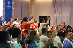 Người hâm mộ hò reo mừng chiến thắng của Việt Nam. (Ảnh: Đỗ Sinh/TTXVN )