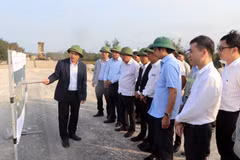 Chủ đầu tư báo cáo lãnh đạo tỉnh Quảng Trị tiến độ thi công Dự án đường ven biển tại Quảng Trị. (Ảnh: Nguyên Linh/TTXVN)