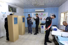 Nhân viên an ninh bỏ phiếu sớm trong cuộc bầu cử Quốc hội tại Baghdad, Iraq ngày 9/11/2025. (Ảnh: THX/TTXVN)